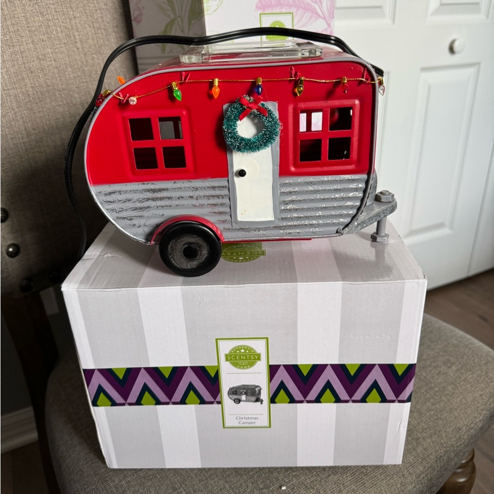 Like New Very Cute Retired Scentsy Christmas Camper
